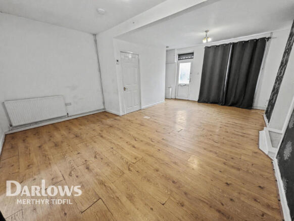 2 bed property, in Caerhendy Street, £105,000