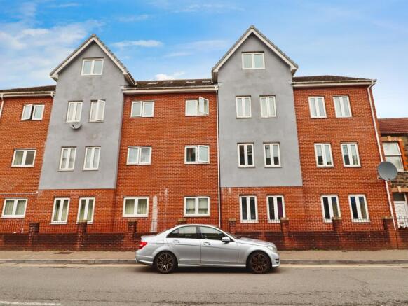 1 bed property, in Broadway, £64,000