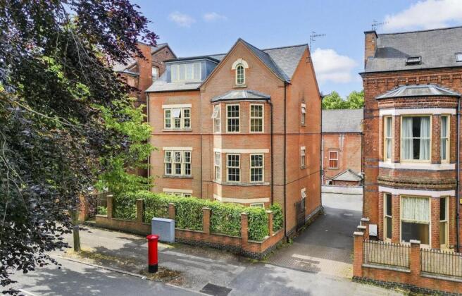 2 bed property, in Magdala Road, £170,000