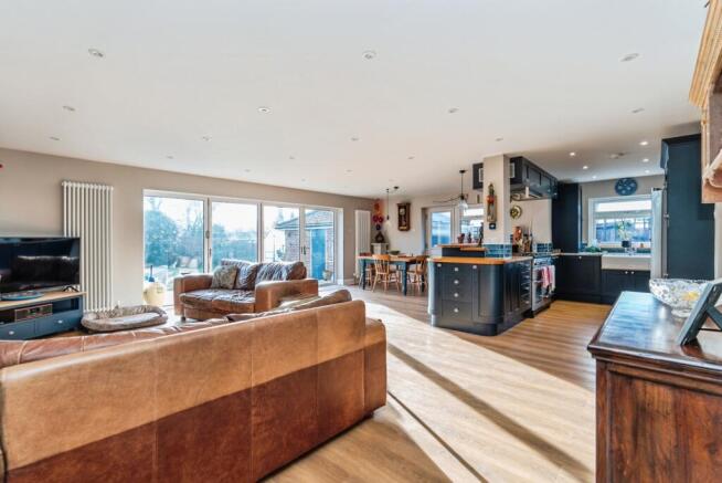 3 bed property, in Ashdene Road, £675,000