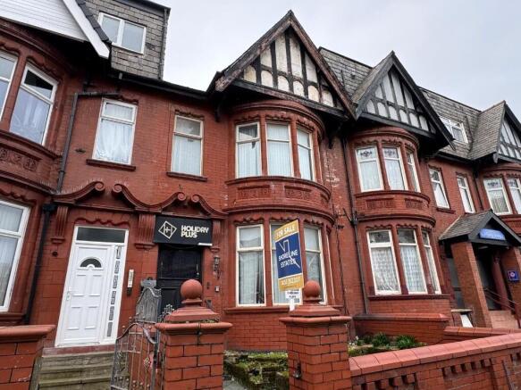 5 bed property, in Holmfield Road, £150,000