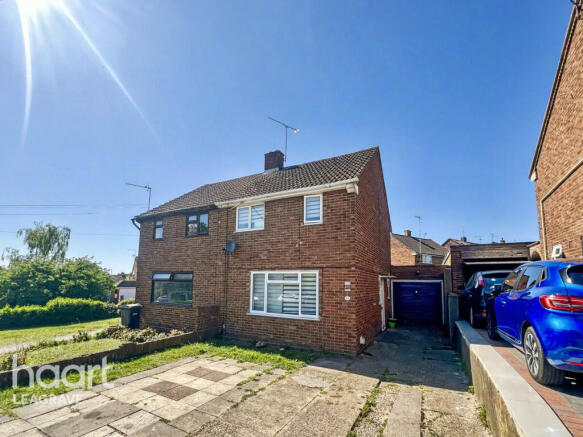 2 bed property, in Ashwell Avenue, £300,000