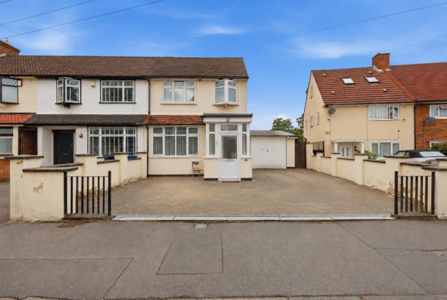 4 bed property, in Platts Road, £550,000