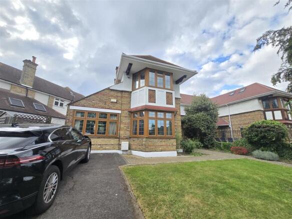 5 bed property, in Mount Drive, £1,050,000
