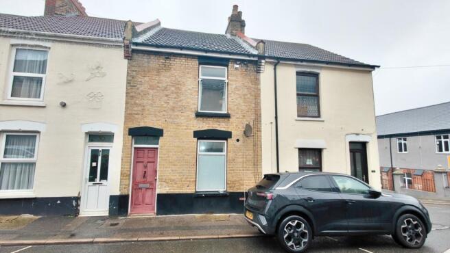 2 bed property, in Chatham, £175,000