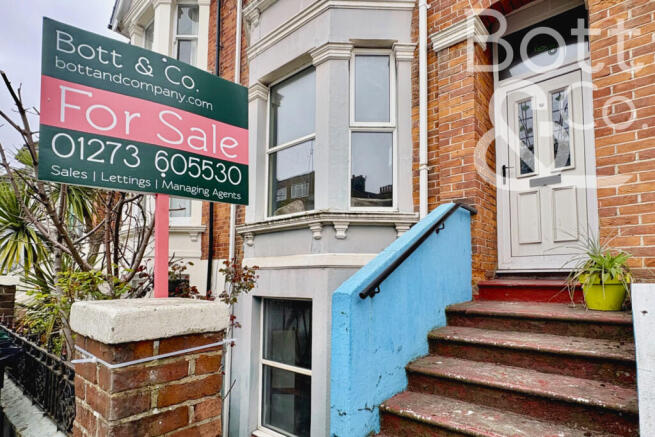 1 bed property, in Queens Park Road, £235,000