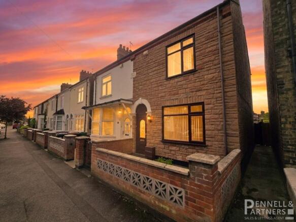 3 bed property, in Queens Walk, £240,000