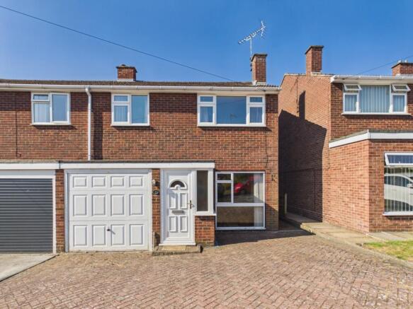 3 bed property, in Mansions Close, £325,000