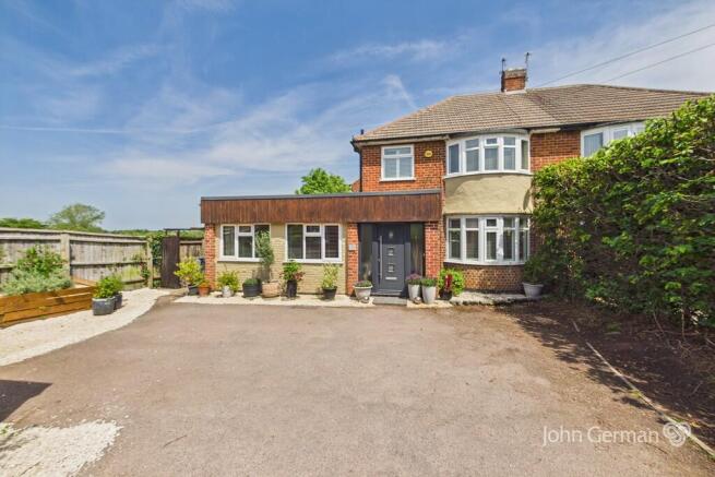 4 bed property, in Parklands Drive, £400,000