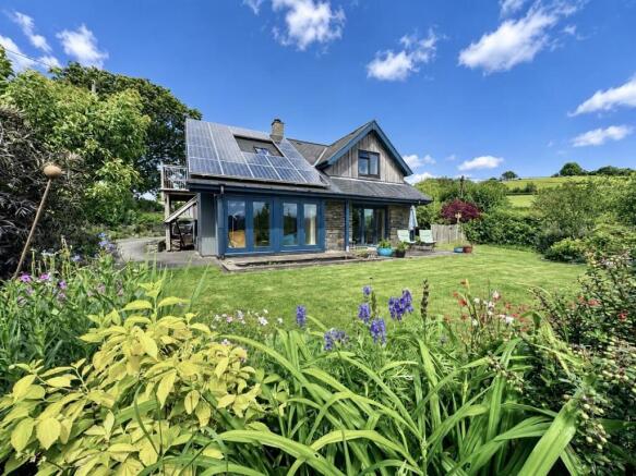 3 bed property, in Llanddoged, £685,000
