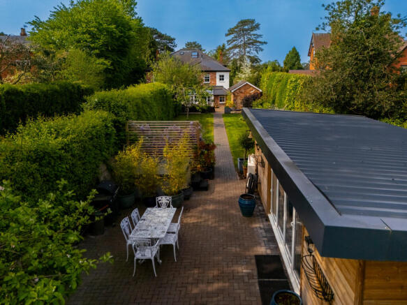 4 bed property, in Worcester WR5, £775,000