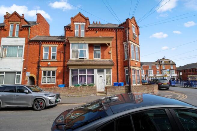 3 bed property, in Clarence Road, £200,000
