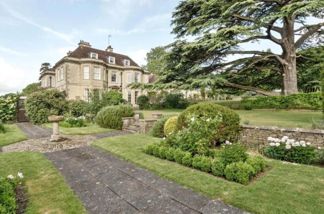 2 bed property, in Lattiford, £375,000