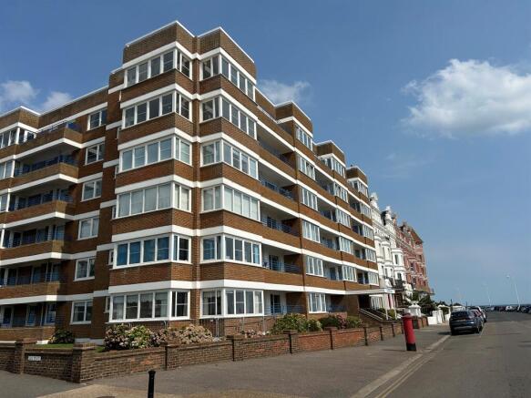 2 bed property, in Glyne Hall, £180,000