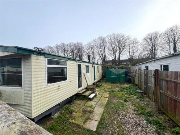 2 bed property, in New Road, £120,000