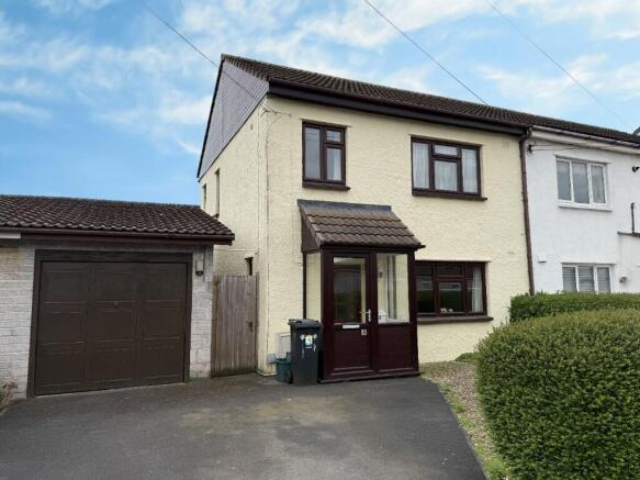 3 bed property, in Beach Road, £300,000
