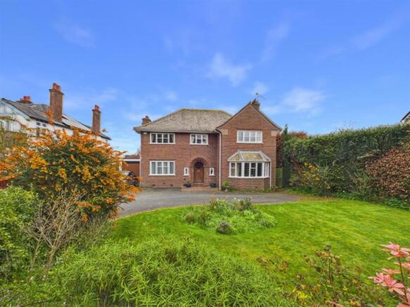 4 bed property, in Fairbourne, £525,000