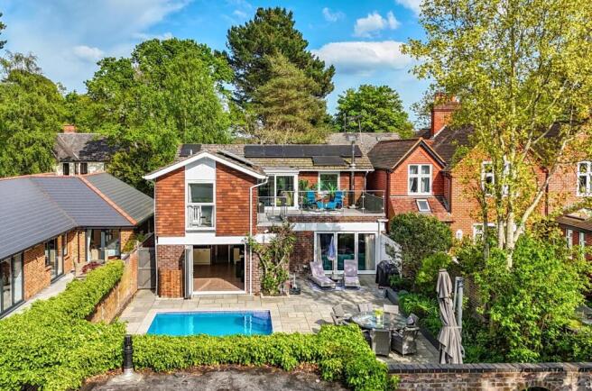 4 bed property, in Ravenswood Avenue, £1,000,000