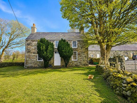 4 bed property, in Hafod Y Wern, £290,000