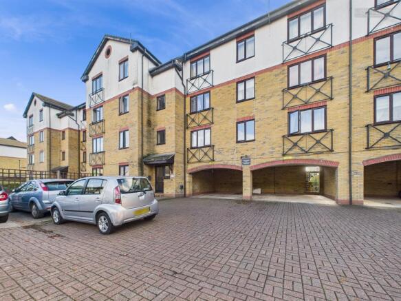 2 bed property, in Viersen Platz, £120,000