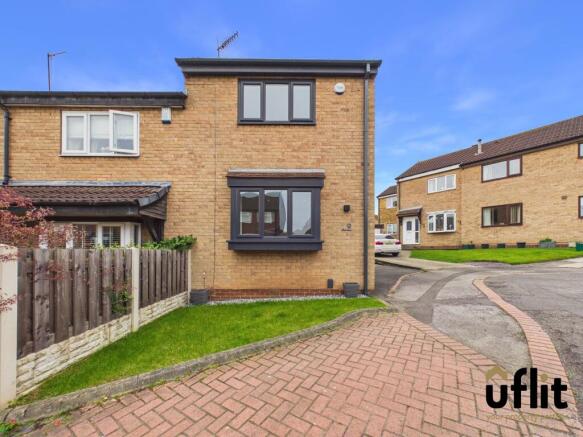 2 bed property, in Octavia Close, £180,000