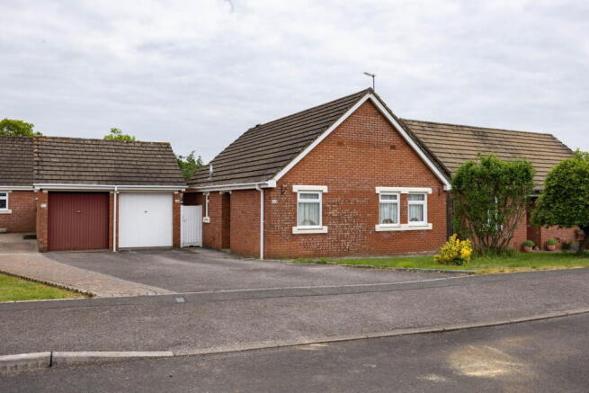2 bed property, in Spackman Lane, £350,000