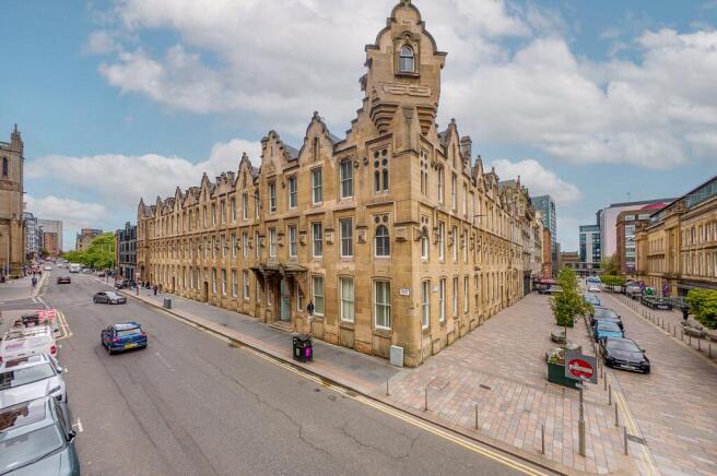 1 bed property, in Ingram Street, £135,000