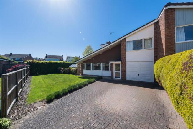 3 bed property, in Greenlands, £425,000