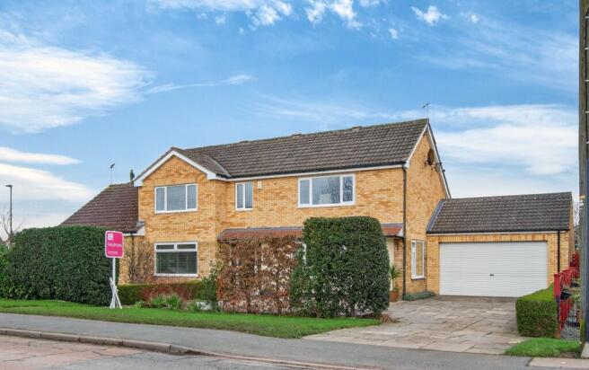 5 bed property, in New Lane, £695,000