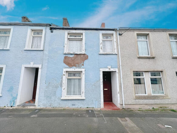 2 bed property, in Waterloo Road, £45,000