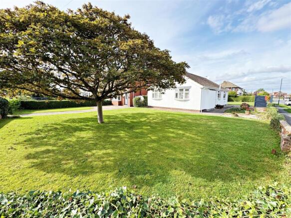 4 bed property, in Fairway, £295,000