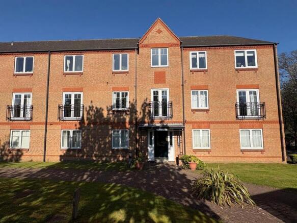 2 bed property, in Wash Beck Close, £110,000