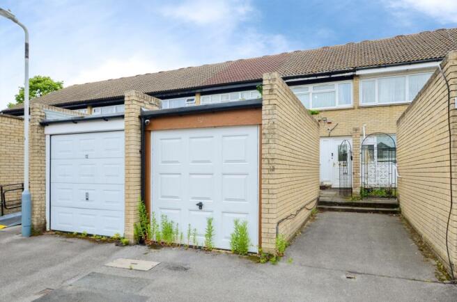 2 bed property, in Mayfield Close, £400,000