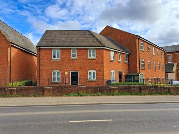 2 bed property, in Hillier Road, £120,000