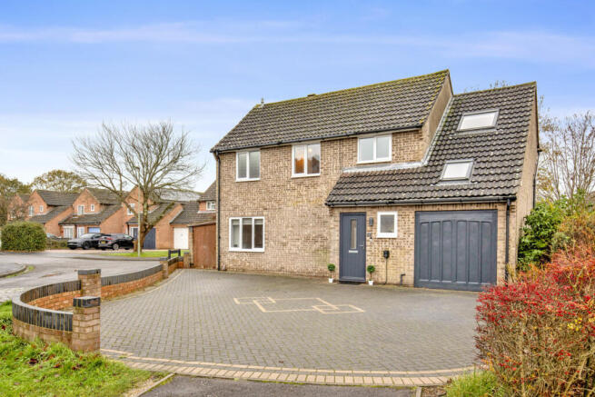 4 bed property, in Ravenswood, £500,000