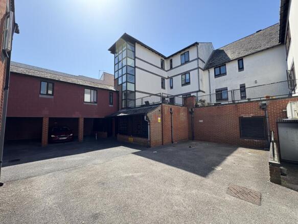 1 bed property, in Wilton Place, £165,000