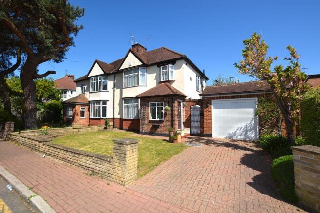 3 bed property, in Woodridings Close, £679,000