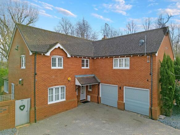 5 bed property, in Epping Road, £900,000
