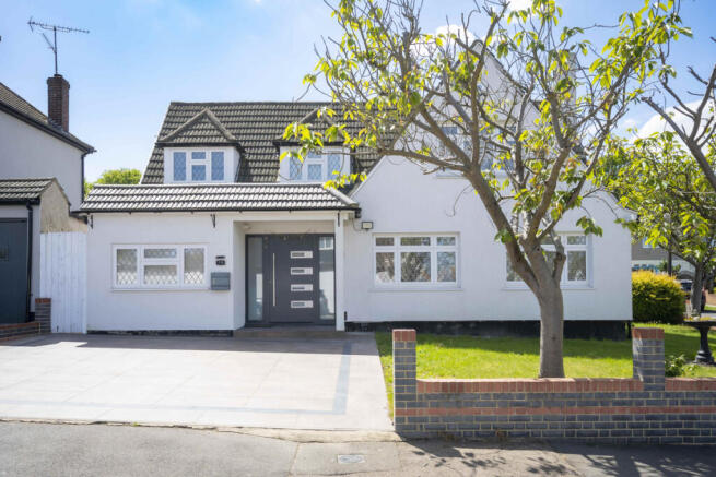 4 bed property, in Treelawn Gardens, £650,000