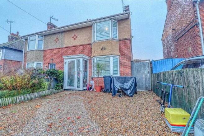 3 bed property, in Kings Road, £215,000