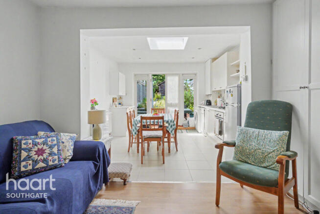 3 bed property, in Chelmsford Road, £600,000