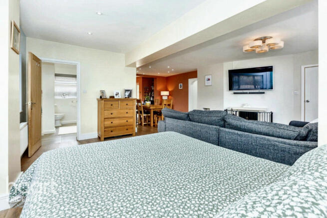 4 bed property, in Garland Crescent, £525,000