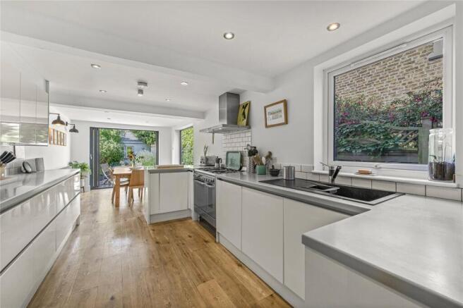 4 bed property, in Malvern Road, £950,000