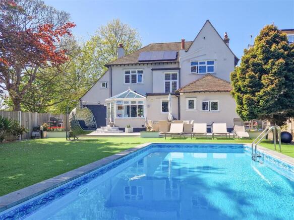 4 bed property, in Victoria Avenue, £775,000