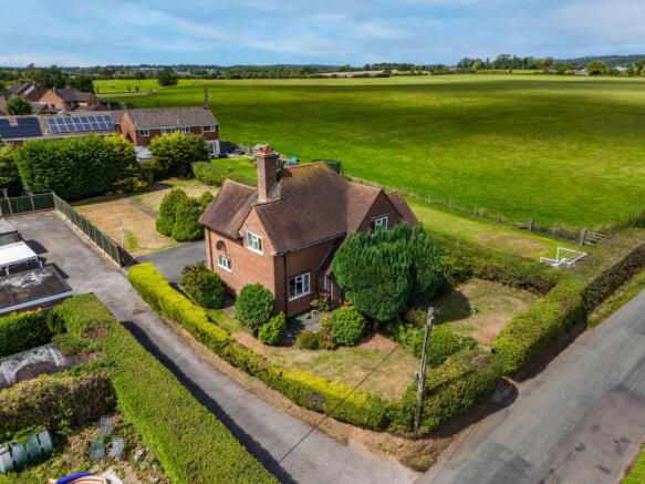 3 bed property, in Parkhall Lane, £425,000