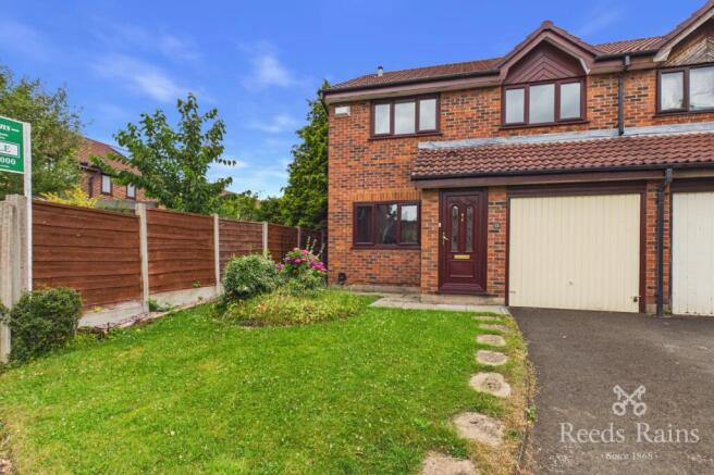 3 bed property, in Pimmcroft Way, £375,000