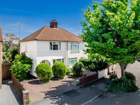3 bed property, in Cromwell Road, £500,000