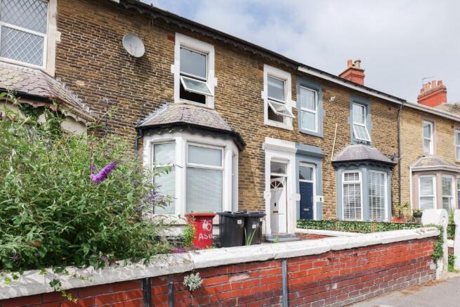 5 bed property, in Newton Drive, £175,000