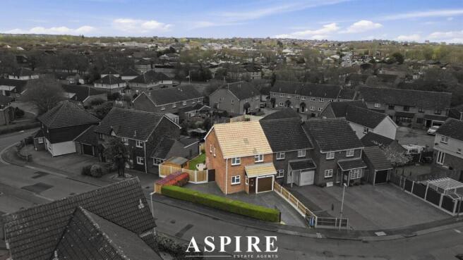 4 bed property, in **POTENTIAL TO EXTEND (STPP) – PARKING FOR 4–5 CARS** Langford Grove, £375,000
