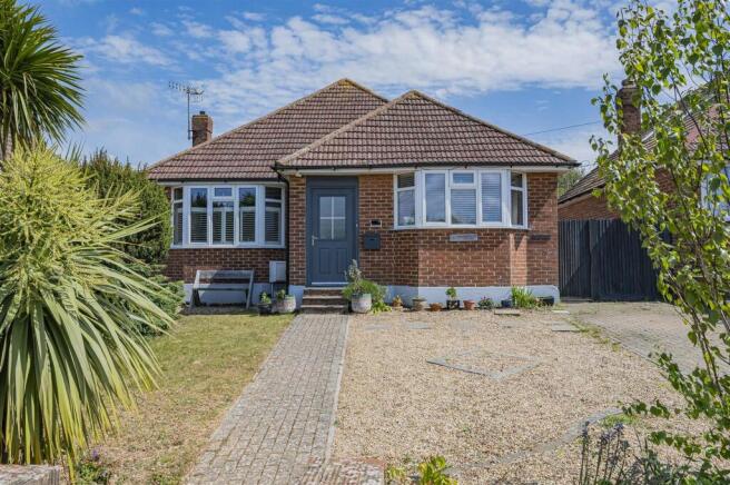 3 bed property, in Hillside Avenue, £450,000